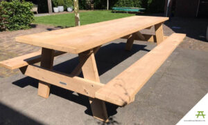 Grote stevige picknicktafel van 3 meter